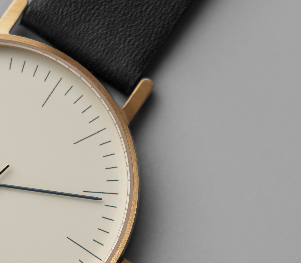B001 dial edge: sixty hairline indices